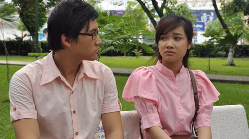 Trong Hoa nắng, Nhã Phương vào vai Quỳnh - cô sinh viên luôn đau khổ vì gia đình lục đục: cha nhu nhược, mẹ ngoại tình với bố người yêu. Nhã Phương đã nhập vai khá tốt nhân vật có đời sống nội tâm phong phú này.