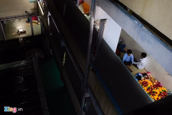 Để giảm gió lạnh bệnh viện đã dựng thêm những tấm bạt chắn, hỗ trợ phần nào cho các em nhỏ và người nhà.