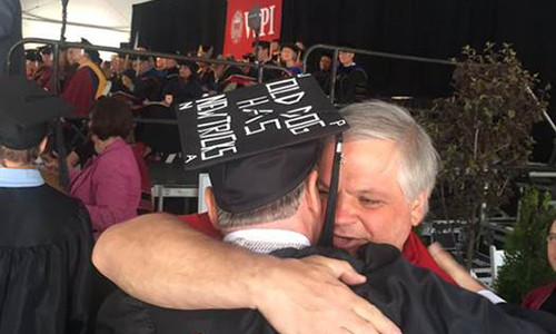 54 tuoi, dem don toilet, ngay hoc dai hoc suot 8 nam