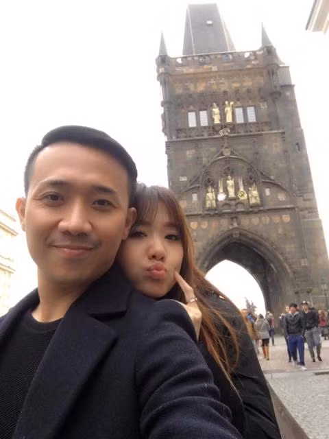 Cap doi Tran Thanh Hari Won dang dua voi du luan