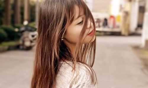 An Bom, cô nàng xinh đẹp từng được biết đến với hàng chục bản cover ấn tượng.