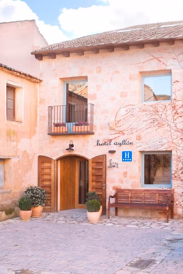 Khách sạn nhỏ này nằm ở quảng trường chính của Ayllón, một ngôi làng thời Trung cổ ở Segovia, Tây Ban Nha. Các kiến trúc sư đã tạo ra một không gian đơn giản và mộc mạc, nhưng ấm áp và thoải mái. Mục đích của các kiến trúc sư là duy trì các yếu tố địa phương trong thiết kế của khách sạn, tạo sự hài hòa giữa kiến trúc mới, hiện đại với những nét truyền thống hiện có.