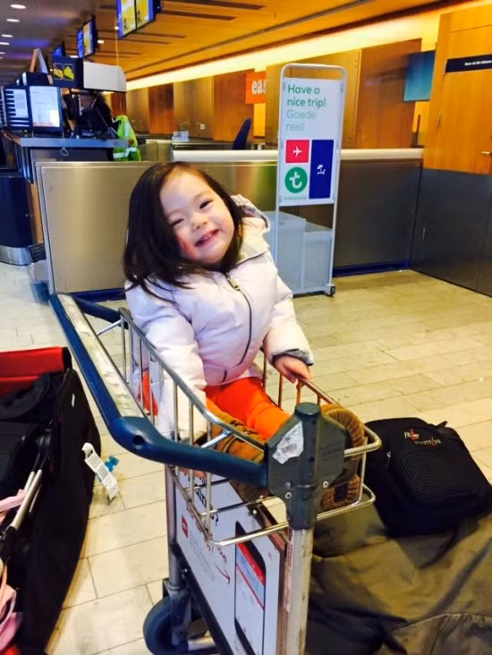 Bé Sol hớn hở khi được ba mẹ đưa ra sân bay trở về Việt Nam sau những ngày nghỉ tại Thụy Điển.