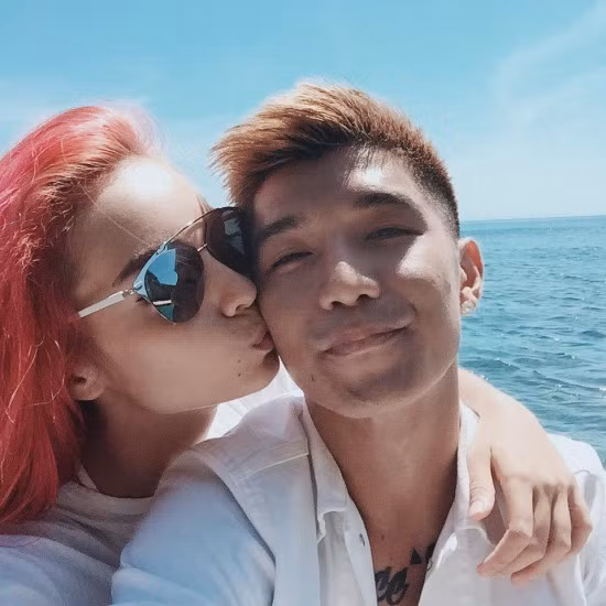 Mlee đăng hình ảnh tình cảm với Cường Seven kèm theo lời chúc mừng sinh nhật tới anh: "Happy B-Day KST của e. Chỉ mong những điều tốt đẹp nhất sẽ đến với a và hãy luôn sống hạnh phúc, vui vẻ nhé!Thương".