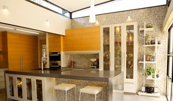 7. Gạch lát cho phòng bếp hiện đại Gạch men được sử dụng rộng rãi vì chi phí thấp, dễ lát và dễ làm sạch, bạn có thể sử dụng gạch men lát bề mặt phía sau bồn rửa hay bếp hoặc lát toàn bộ bức tường ở khu vực bếp. Lựa chọn kiểu dáng và màu sắc gạch men để tạo sự hài hòa với không gian bếp. Bạn có thể lát quanh bồn rửa chén để nước không thấm vào tường, bảo vệ khu vực tường bếp sạch sẽ và gọn gàng hơn. Gạch Mosaic là một trong những lựa chọn đang được ưa chuộng.