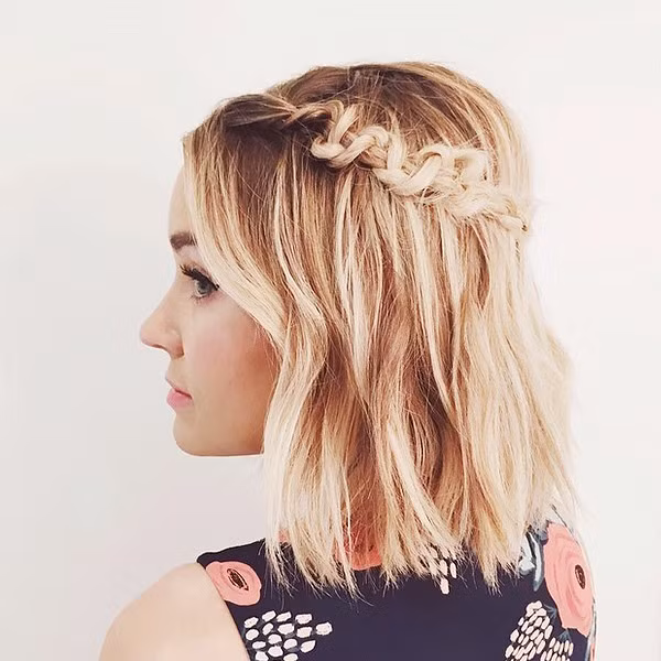 Tóc tết kiểu đan cài: Tương tự tóc tết kiểu thiên thần, tuy nhiên chia mỗi bím tóc thành ba phần, giữ lại phần tóc chính giữa, phần tóc hai bên vắt chéo vòng quay tạo thành kiểu đan cài, rút nhẹ để tạo độ cong tự nhiên cho bím tóc. Kẹp ghim nối hai phần tóc vừa thực hiện cố định về phía sau.