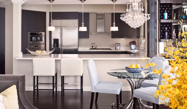 10. Hệ thống chiếu sáng sang trọng Đèn công nghiệp cũng như thiết kế đẹp của đèn sẽ trở thành tâm điểm của phòng bếp. Một số nhà thiết kế chỉ quan tâm tới hệ thống chiếu sáng trong phòng bếp, trên thực tế đó là một điểm rất độc đáo trong thiết kế. Đèn treo trần và đèn chùm treo phía trên đảo bếp hay trên vị trí trung tâm của không gian bếp là xu hướng hiện nay.