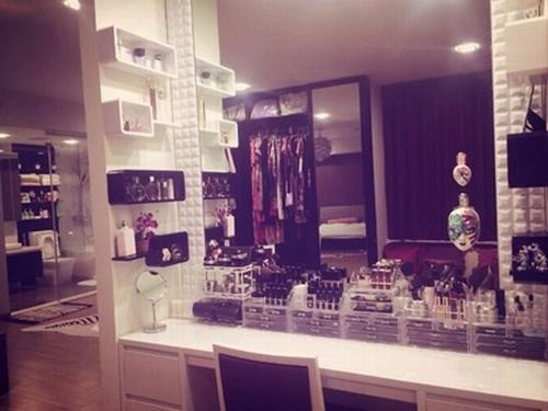 Tủ quần áo và bàn trang điểm.