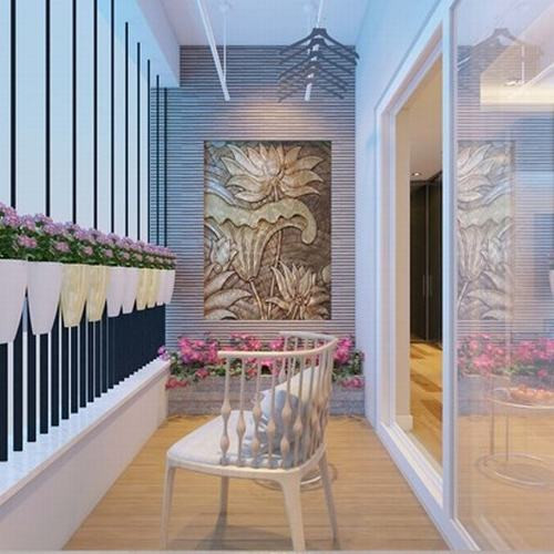 Ban công đặt ghế, nơi chủ nhân thư giãn ngắm nhìn cuộc sống xung quanh sau những lúc làm việc vất vả.