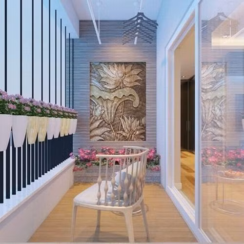 Ban công đặt ghế, nơi chủ nhân thư giãn ngắm nhìn cuộc sống xung quanh sau những lúc làm việc vất vả.