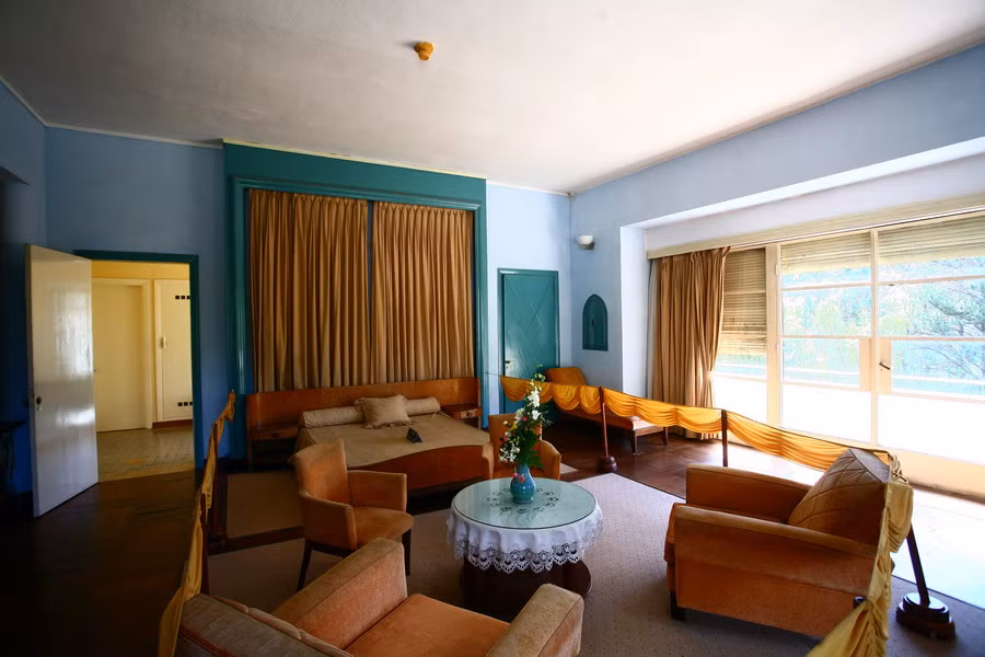 Phòng hoàng hậu Nam Phương. Bà tên thật là Nguyễn Hữu Thị Lan, con đại điền chủ Nguyễn Hữu Hào, sinh trưởng tại Gò Công (Nam Bộ), từng đoạt giải hoa hậu trong nhiều năm liền. Vào năm 1949, bà cùng các con sang Pháp. Đến năm 1963, bà lâm bệnh và mất tại Pháp.