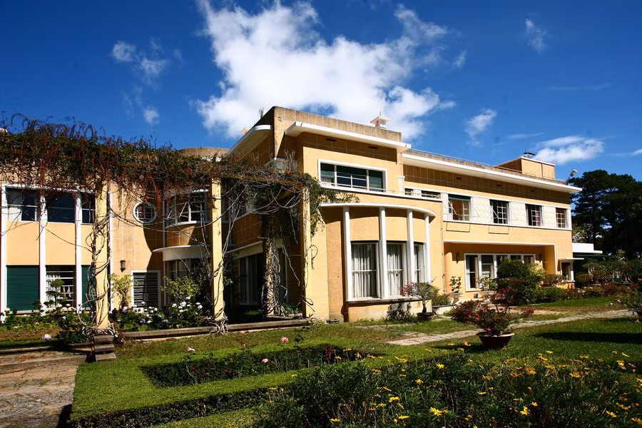 Công trình được xây dựng từ năm 1933 đến 1938 thì hoàn thành. Tác giả thiết kế là KTS Huỳnh Tấn Phát và một kiến trúc sư người Pháp. Công trình có phong cách kiến trúc hiện đại châu Âu,với không gian sân vườn rộng lớn, hài hoà với cảnh quan.