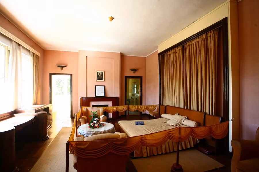 Phòng ngủ của vua Bảo Đại, được trang trí với màu vàng chủ đạo. Hiện vật trong phòng vẫn được giữ nguyên. Bên ngoài phòng này là Vọng nguyệt lầu dành cho nhà vua ngắm trăng.