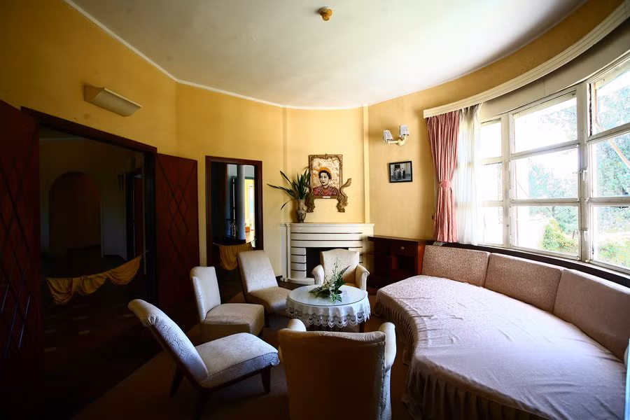 Phòng sinh hoạt chung của gia đình nhà vua. Trong phòng có bộ bàn ghế với chiếc ghế lớn dành cho vua và hoàng hậu. Hai chiếc ghế có tay dành cho hai hoàng tử và ba chiếc còn lại dành cho ba công chúa.