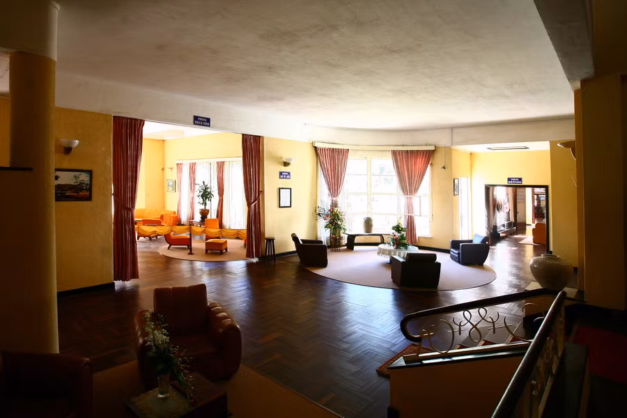 Diện tích của dinh khoảng 1000m2, xây 2 tầng với 26 phòng lớn nhỏ. Tầng trệt là nơi làm tiếp khách, làm việc, ăn uống, tầng lầu là các phòng ngủ và nghỉ ngơi, giải trí. Từ lối vào cửa chính, là một sảnh lớn, nơi đây là phòng chờ yết kiến. Nối tiếp phía trong là phòng khách.