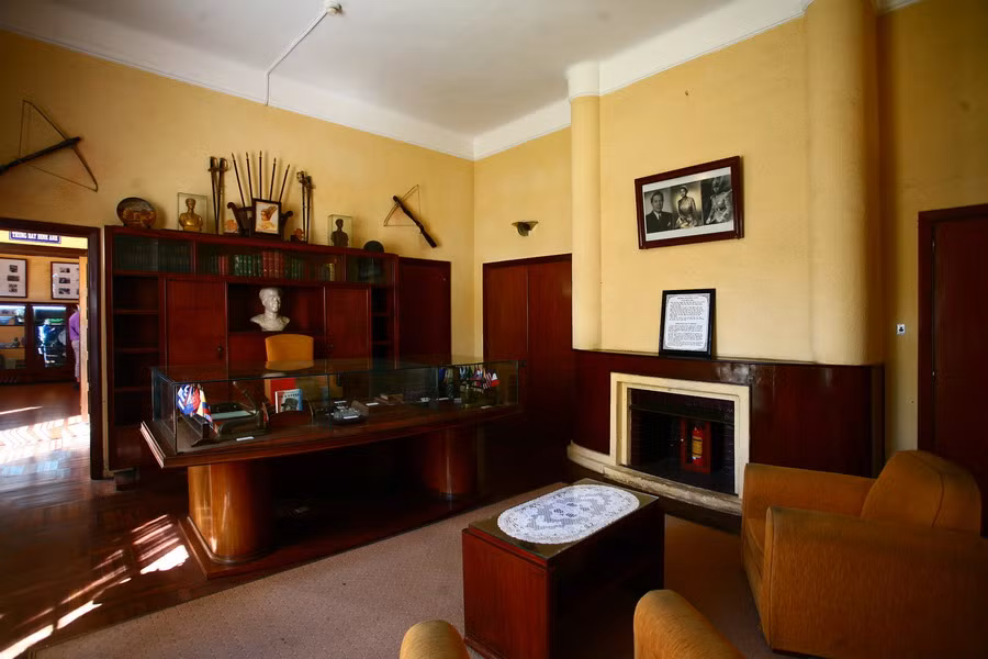 Phòng làm việc của vua Bảo Đại còn lưu giữ những hiện vật như ấn tín quân sự, ngọc tỷ của Hoàng đế, quốc kỳ các nước, tượng của vua Bảo Đại và vua cha Khải Định.