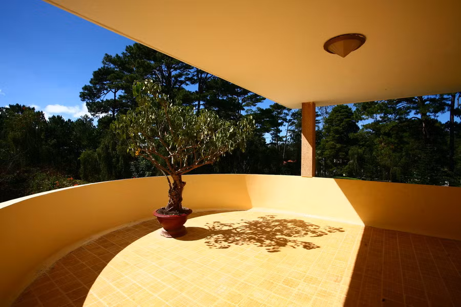 Một góc “Vọng nguyệt lầu” bên ngoài phòng vua Bảo Đại.