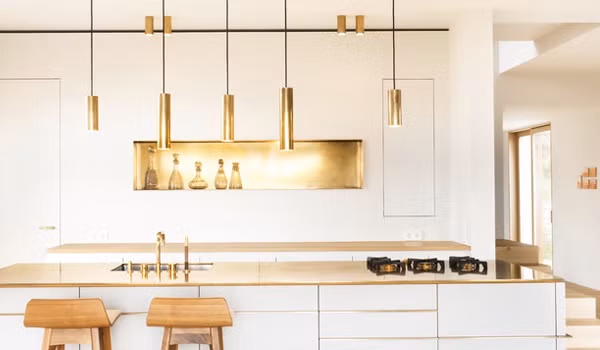 3. Sử dụng đồ nội thất ánh kim sang trọng Kim loại có màu sắc ấm như vàng, đồng đỏ và đồng thiếc được sử dụng rộng rãi trong thiết kế nội thất phòng bếp. Bạn có thể dễ dàng thấy ánh kim ở vòi nước, đèn và các đồ đạc khác như các thiết bị nhà bếp. Bạn cũng có thể thêm ánh kim cho tủ và ngăn kéo tạo nên sự sang trọng cho căn bếp.