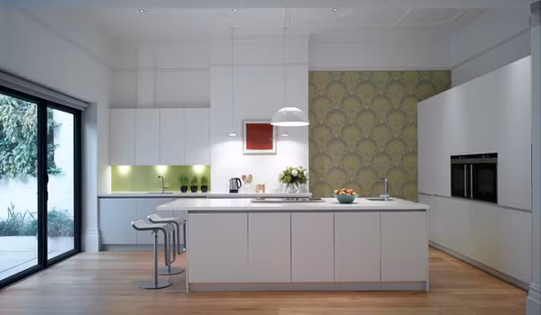 9. Sử dụng họa tiết hoa văn Họa tiết hoa văn ở khắp nơi, nếu bạn không muốn thêm màu sắc đậm lên bức tường phòng bếp có thể sử dụng giấy dán tường. Sử dụng họa tiết hoa văn đã trở thành một xu hướng trong thiết kế phòng bếp. Bạn không cần phải bao phủ toàn bộ bề mặt tường bếp nhà bạn với các hoa văn, chỉ cần một mặt tường là đủ, hoặc bạn có thể thêm những hoa văn nghệ thuật lên đó trong khi các bức tường khác sử dụng gạch lát.