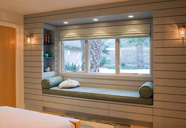 Không gian lưu trữ ngầm Sử dụng không gian âm trong thiết kế cửa sổ để cất giữ đồ đạc đang là xu hướng hiện đại được sử dụng nhiều hiện nay. Thông thường kệ được dùng phổ biến, tuy nhiên hạn chế là bị bám bụi. Do đó, dùng tủ ngầm để cất giữ đồ đạc vừa giữ được mọi thứ gọn gàng vừa sạch sẽ.