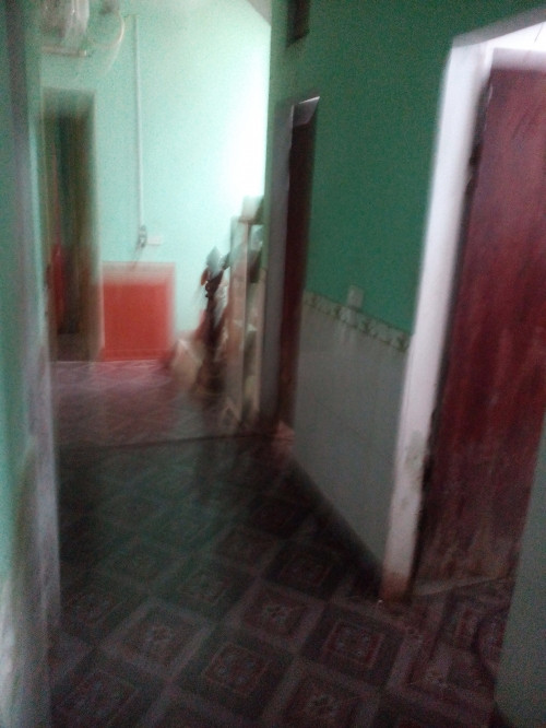 Khu vực phòng tắm nhỏ hẹp, cáu bẩn.