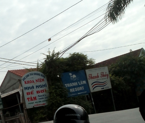 Dọc 2 bên đường chi chít bảng hiệu tắm khoáng nóng.