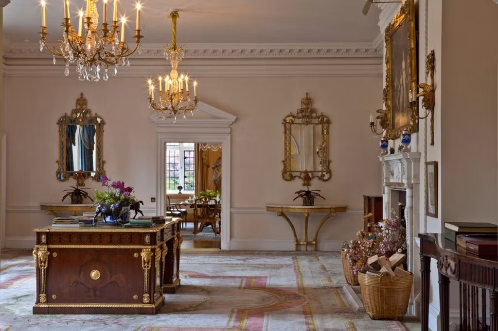 Tuần trước, vợ chồng Becks từng dự định mua ngôi nhà ở Amberley House với giá 5,4 triệu bảng. Tuy nhiên, sau đó họ đã từ bỏ và chuyển đến xem căn biệt thự này.