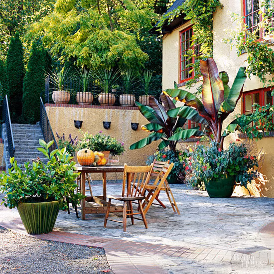 Sau khi cải tạo: Toàn bộ sân vườn được cải tạo. Phần đất mọc cỏ được bê tông hóa, sau đó đặt bàn ghế và các chậu cây to. Phần gò đất được bồi cao và xây thành bậc thang dẫn lên ngôi nhà.