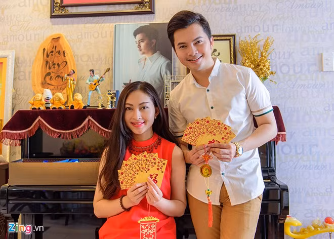 Căn hộ của Nam Cường tọa lạc ở quận 10 trở nên sáng sủa, ngăn nắp hơn sau buổi sáng cùng em gái dọn dẹp. Sau đó, nam ca sĩ thực hiện các nghi thức cúng Táo quân.