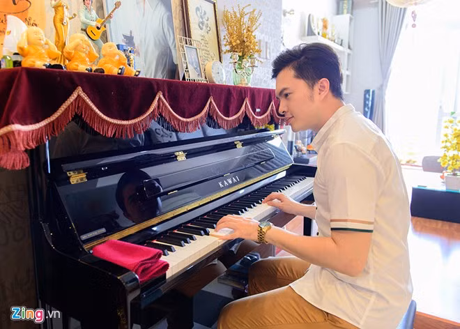 Sau thời gian đón năm mới cùng người nhà, giọng ca sinh năm 1985 sẽ sớm trở lại công việc vào mồng 6 Âm lịch. Anh sẽ tổ chức tiệc đầu năm đãi bạn bè, đồng nghiệp thân thiết tại tư gia.