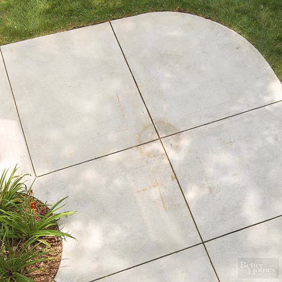 8. Sân trong Trước đó: Một góc sân trước để đặt chậu cây, giờ bị bỏ trống.