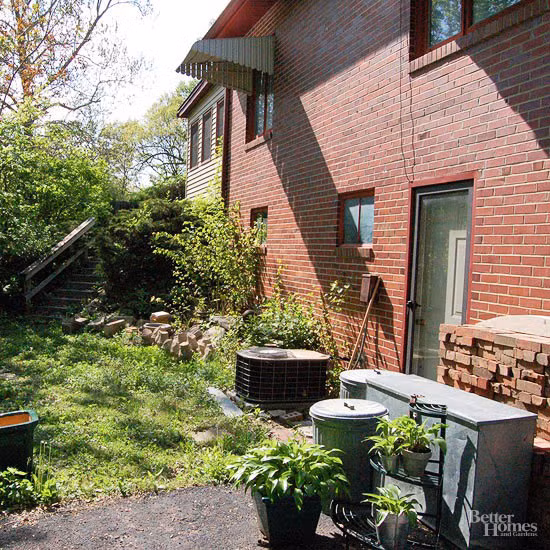 1. Thiết kế ngoại cảnh cho sân sau. Trước khi cải thiện: Toàn bộ khu vực nền đất gần như không được sử dụng. Cỏ dại, đồ dùng thừa và gạch đá lấp kín khoảng không này.