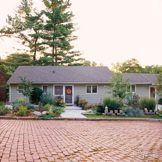 Sau đó: Một lối đi được mở ra thẳng tới cửa chính của ngôi nhà. Các loại cây lớn, um tùm được giới hạn và bổ sung nhiều loại cây cỏ khác nhau, cộng với một phần thảm cỏ nhỏ xanh mướt ở đầu lối đi vào nhà.