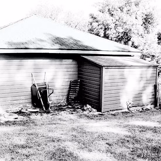 6. Góc vườn Trước đó: Đây thực tế là một góc vườn bỏ hoang.