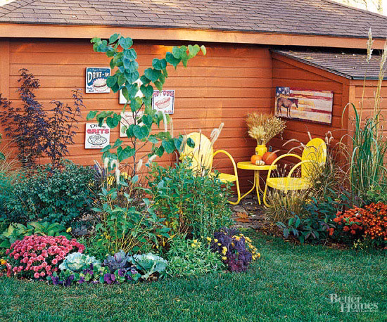 Sau khi thay đổi: Tranh được ở mặt ngoài ở tường nhà. Góc tường trở thành góc thư giãn với bàn uống nước và các cụm hoa nhiều màu sắc.