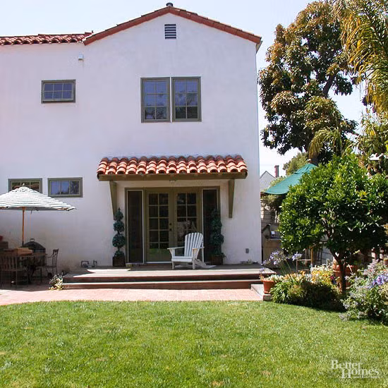 7. Hiên nhà Trước khi tu sửa: Phần hiên nhà quá nhỏ không đủ để che nắng.