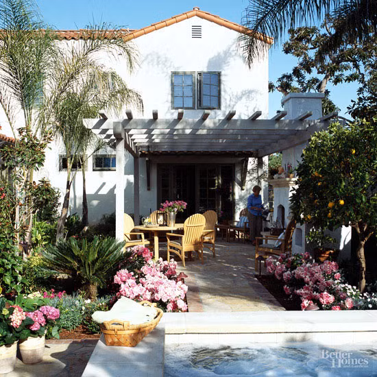 Sau khi thiết kế lại: Toàn bộ khu vực hiên nhà được thiết kế lại với mái hiên kéo dài, bể bơi và vườn đất liền kề.