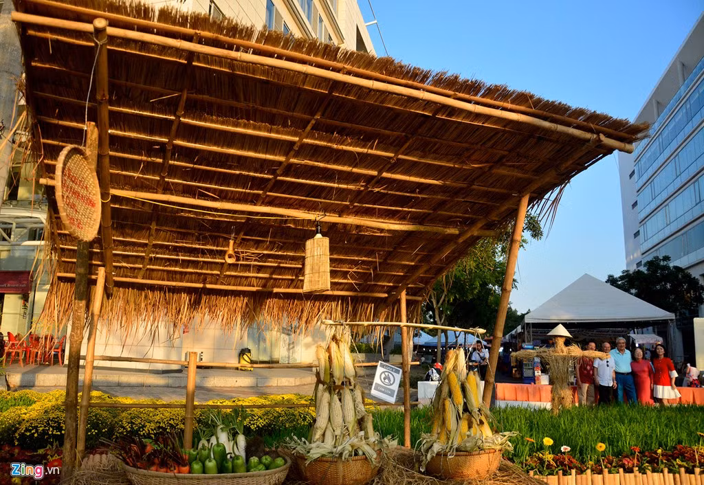 Sạp chợ quê bán các loại sản vật trồng được xung quanh vùng.