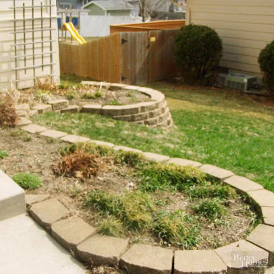 4. Bồn hoa Trước đó: Bồn cây không có cây trồng, ngoại trừ một vài khóm cỏ dại mọc xơ xác.