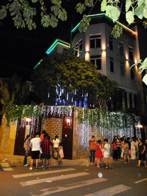 Lần đầu tiên "ông hoàng nhạc Việt" chia sẻ nơi ở của mình là khi mở cửa đón các thí sinh của cuộc thi The Voice đến tập luyện.