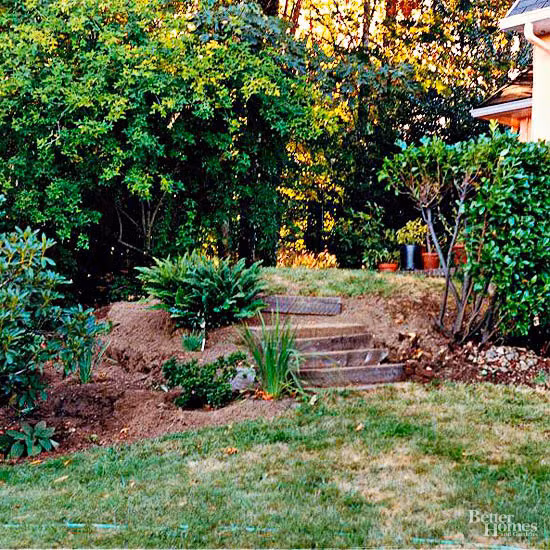 3. Sân vườn Trước khi cải tạo: Nền đất không được quy hoạch nhìn hoang sơ.