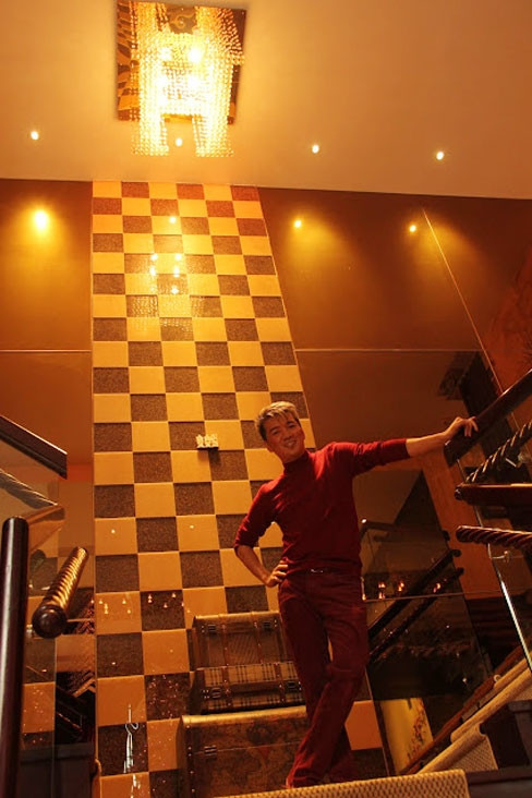 Trong đó đặc biệt có chiếc đèn chùm hình chữ "H" có một không hai do anh đặt riêng từ một hãng đèn trang trí nổi tiếng.