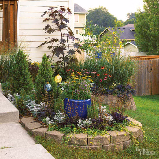 Sau khi tu sửa: Bồn cây đã được làm đầy với rất nhiều các loại cây. Vị trí của các cây được sắp xếp vô cùng khoa học giúp tạo tính thẩm mỹ cho cả góc vườn.