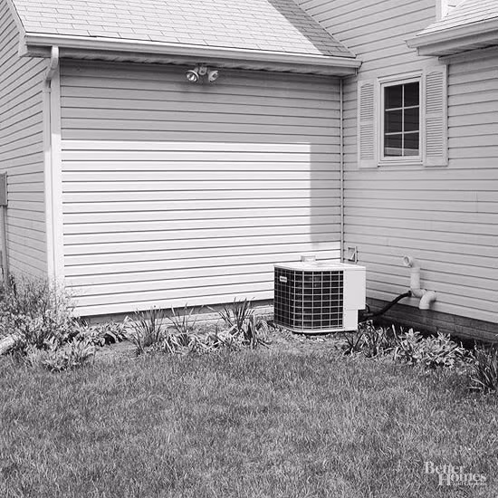 2. Thiết kế vườn trước Trước đó: Một số khóm cây cảnh nhỏ không đủ để che lấp đi nền đất khô màu xám.