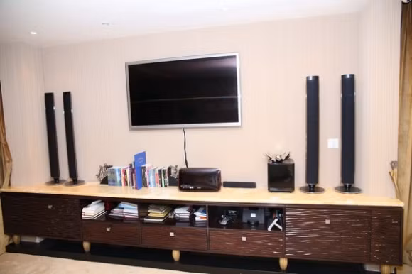 Không gian ngủ của Đàm Vĩnh Hưng thể hiện rất rõ cái tôi của anh. Các vật dụng trang trí đều được anh mua từ nước ngoài về và thoả sức phối hợp các màu sắc với nhau.