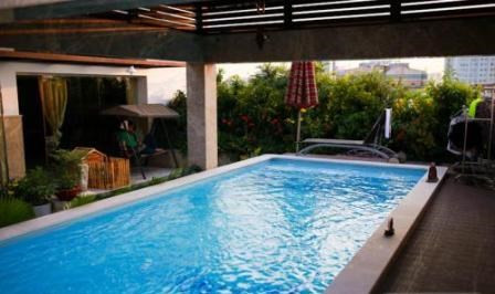 Bể bơi rộng và thoáng đãng.