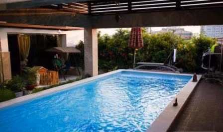 Bể bơi rộng và thoáng đãng.