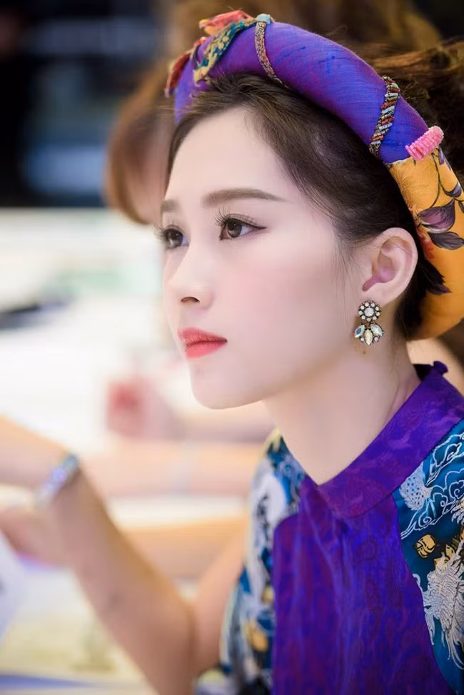 Hoa hậu Thu Thảo có làn da trắng, gương mặt thanh tú và các nét rất nhỏ nhắn, xinh đẹp.