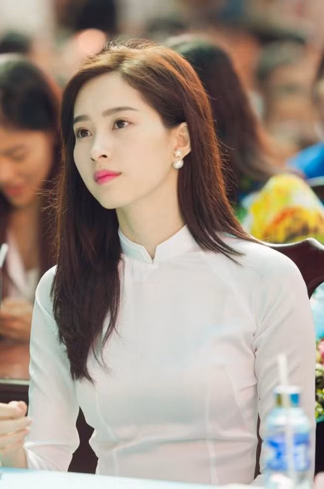 Vẻ mong manh, sương khói khiến Thu Thảo được gọi là "thần tiên tỷ tỷ". Mỗi khi xuất hiện tại sự kiện, người đẹp 9x này luôn nằm trong tầm ngắm của các phóng viên.