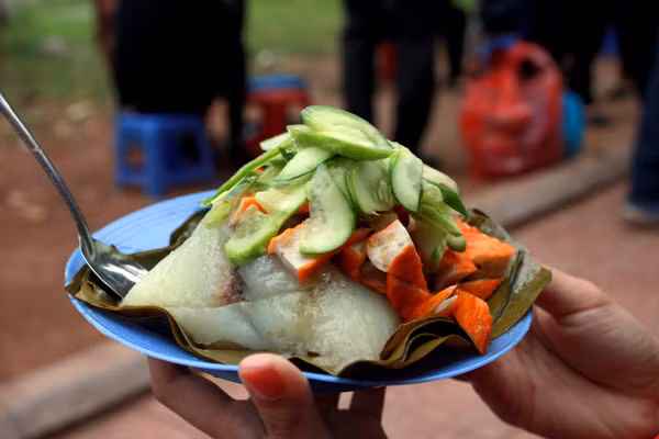 Bánh giò nóng Một chiếc bánh giò nóng hổi với phần nhân đậm đà béo ngậy của thịt, hành, tiêu mộc nhĩ mà giá cả chỉ dao động trong khoảng 10 nghìn đồng quả là một món ăn đáng để lưu trong danh sách quà vặt ngày thu của bạn đúng không nào. Chưa kể tiết trời lạnh sẽ làm cho món bánh giò đỡ ngán hơn hẳn đấy.